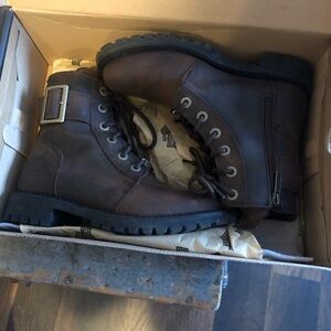 Like new condition, box included